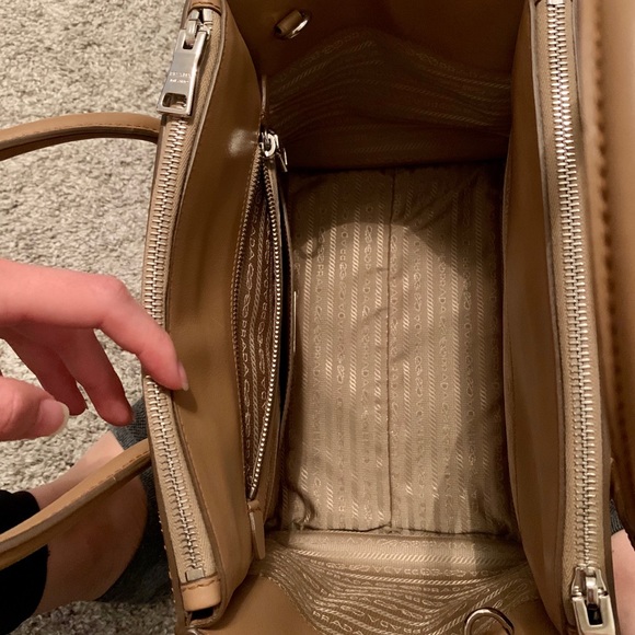 Classic Prada Leather Handbag in Caramel👜 - Picture 6 of 16